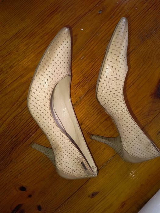 Szpilki Eksbut r. 37 beżowe, eleganckie Giną Piacci