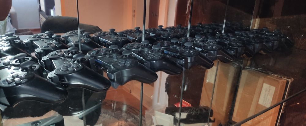 PS3  super slim 500GB + 2 безпровідних джойстика  в коробці приставка з іграми  прош.HEN