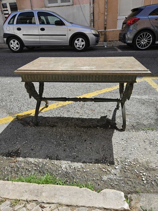 Mesa de Centro Clássica em Madeira Maciça com Tampo em Marmore
