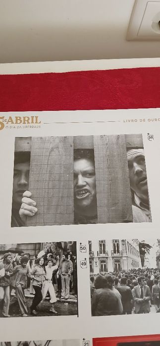 Entrega da coleção 25 de Abril, nova
