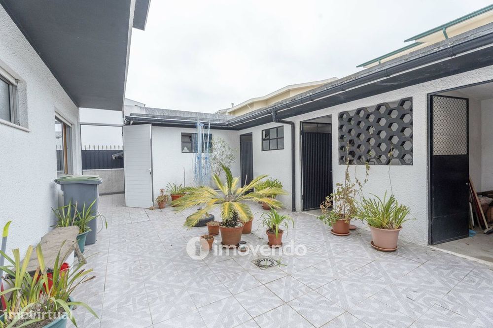 Moradia T4 com garagem, em Vila Nova da Telha, na Maia