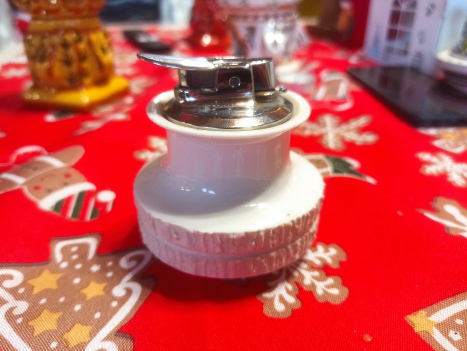 Stara zabytkowa zapalniczka Ronson ceramiczna.