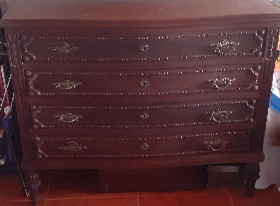 Cómoda antiga de madeira