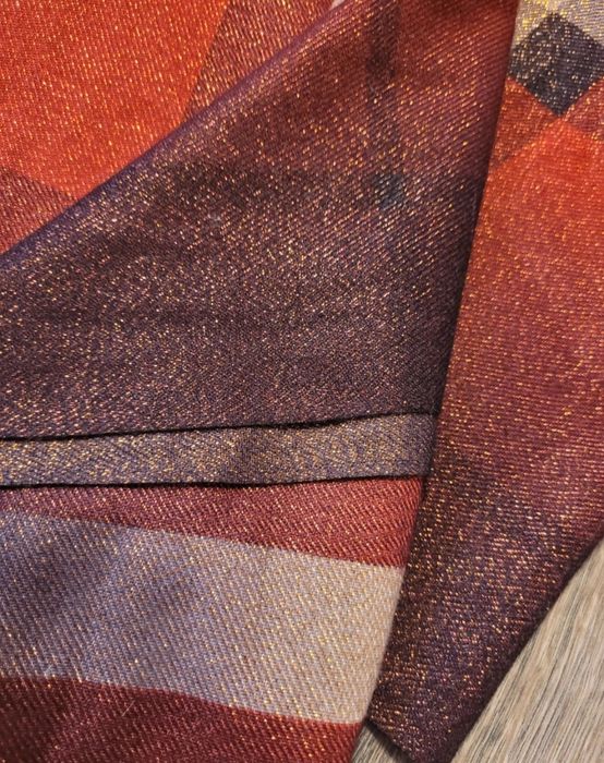 Błyszczący szal z metką