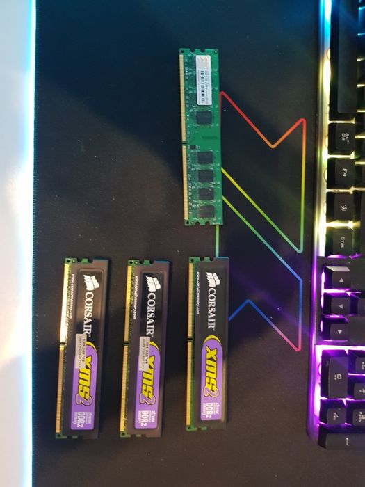 4 Rams (duas de 1gb e duas de 2gb)