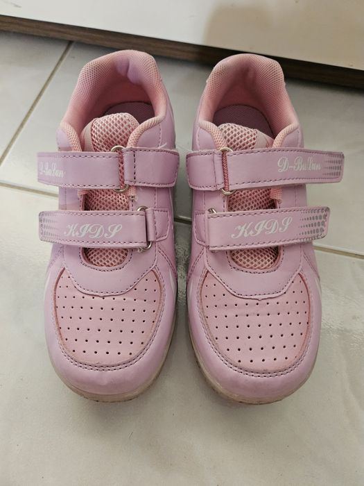 Sapatos com luzes e rodas para menina