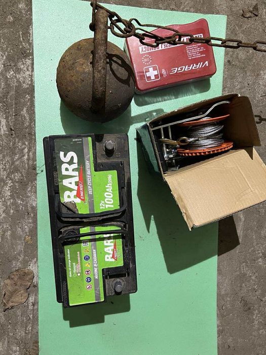 Łódka z silnikiem i przyczepką