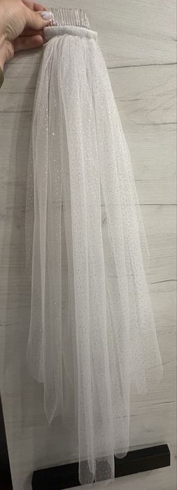 Krótki welon z brokatem