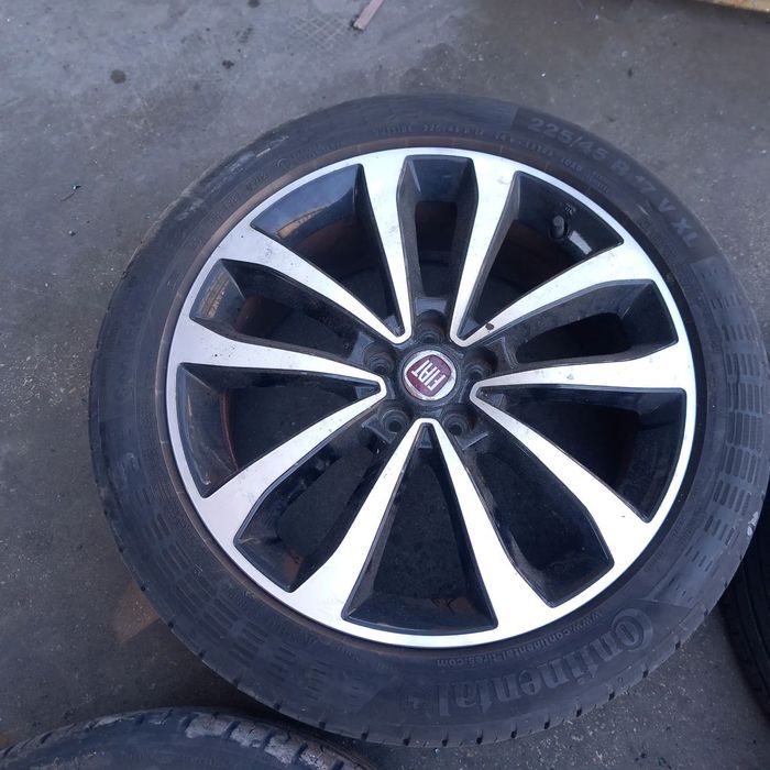 Jantes fiat tipo com pneus 225 45 17 ( tem  um par de pneus bons )