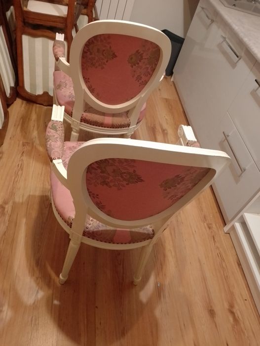 Piękne stylowe foteliki medaliony w białym stelażu  komplet