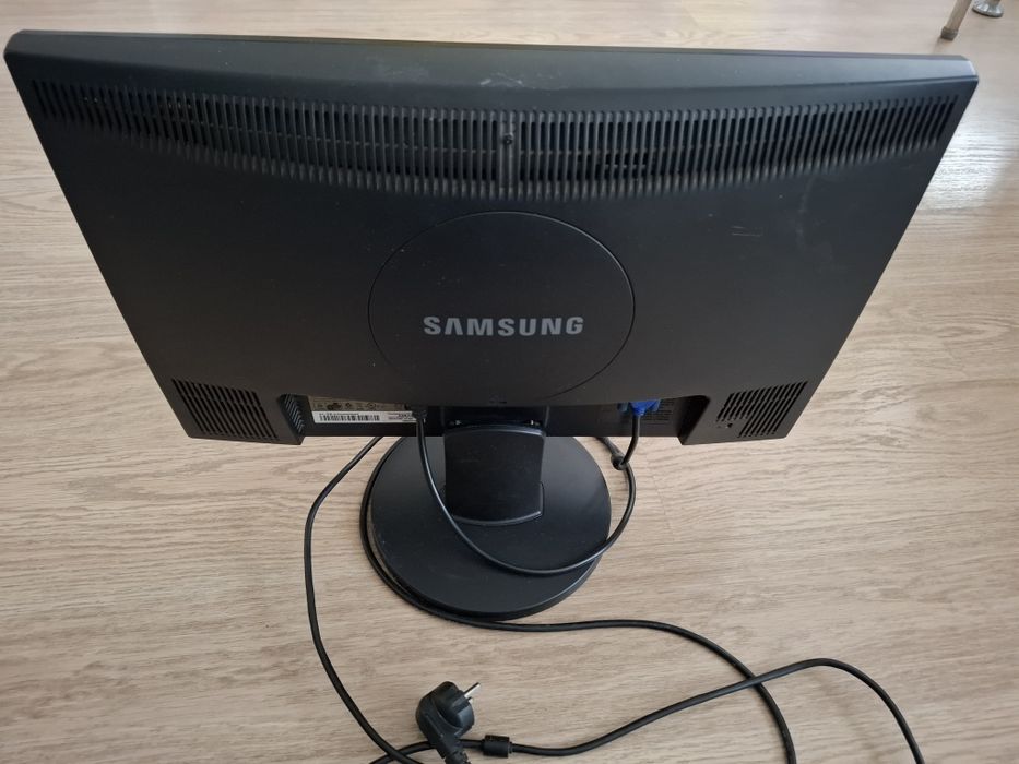 Монитор Samsung 2243 sn