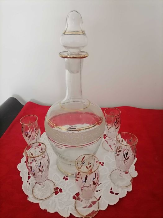 Licoreira com cinco copos em vidro