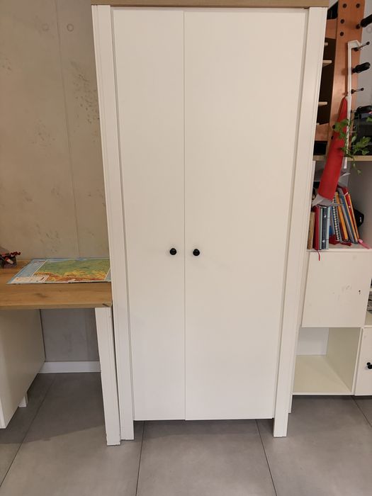 Meble do pokoju z łóżkiem