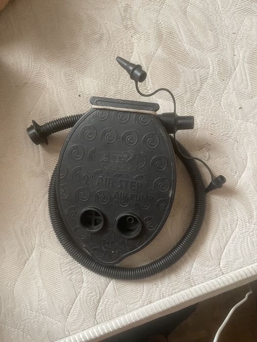 Bomba a ar de pé.