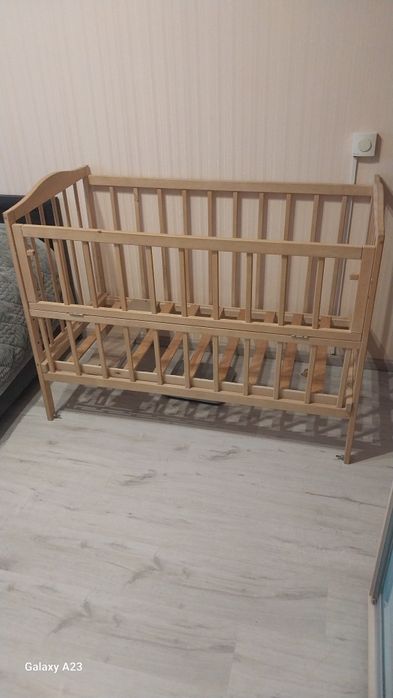 Дитяче дерев'яне ліжко