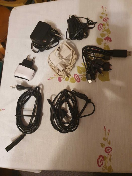 Ładowarki i kable.