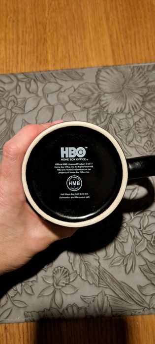 Czarny kubek z napisami HBO
