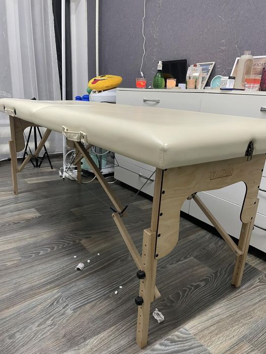 Продам кушетку. Масажний стіл. Майже новий.