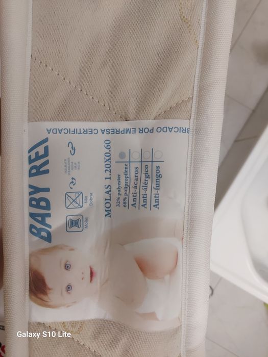 Cama de grades e colchão