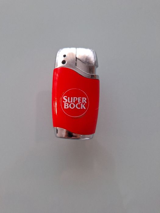 3 isqueiros e 1 capa