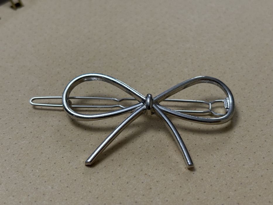 świetna spinka - subtelna kokardka - do włosów w srebrnym kolorze