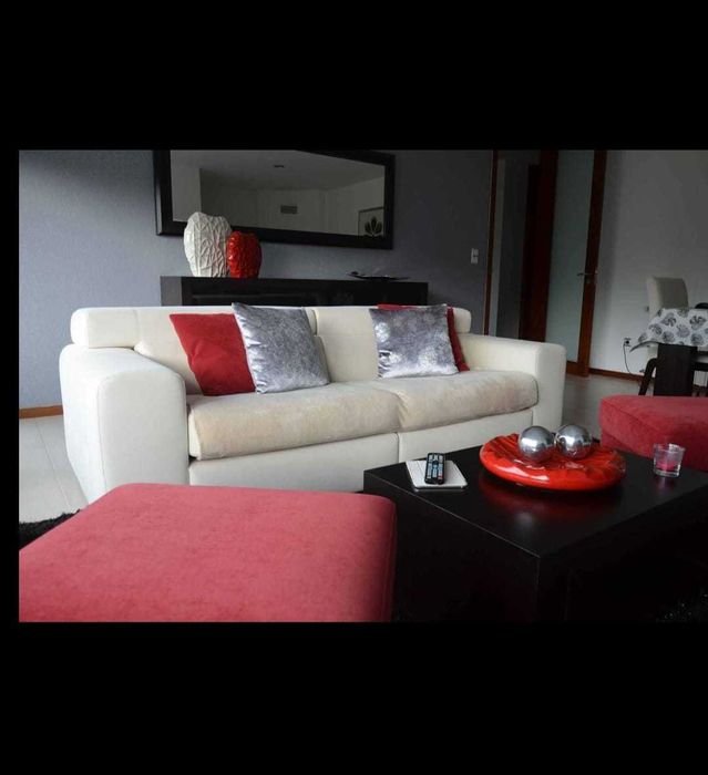 Puff como novo em pele sintética