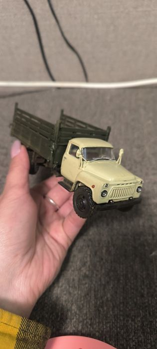 Продаю колекційну модель автомобіля газ-саз 53б .