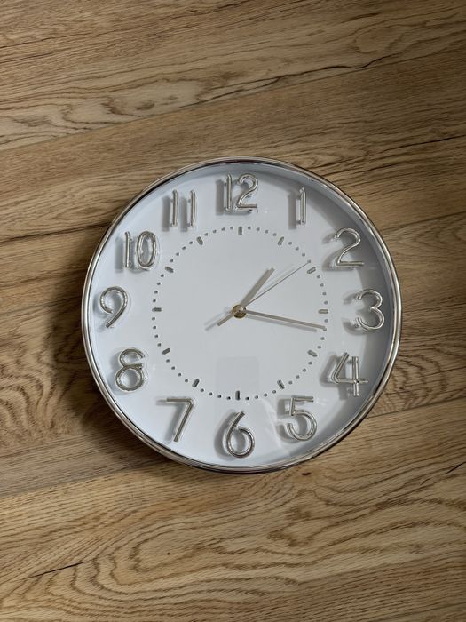 Biały srebrny elegancki ozdobny zegar ścienny wiszący model Tubir średnica 30cm home&you