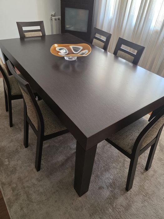 Conjunto de móveis em madeira