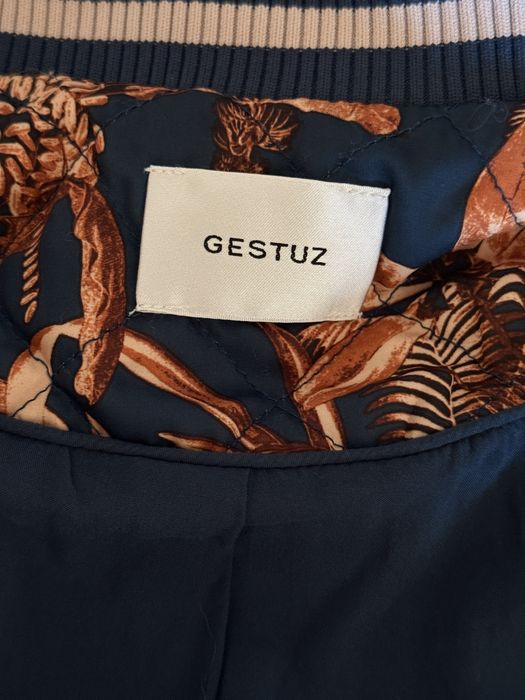 Брендовий бомбер Gestuz.