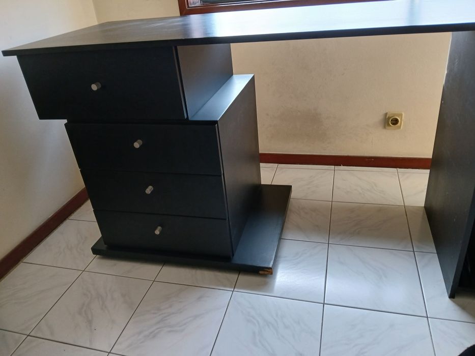 Secretária com Gavetas