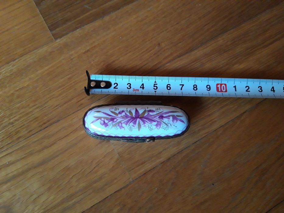 Caixinha antiga de porcelana com motivos cor de rosa - marca P.P.