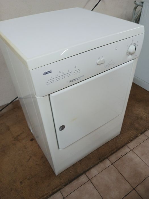 Máquina de secar roupa zanussi,,de tubo ....em ótimo estado possibilid