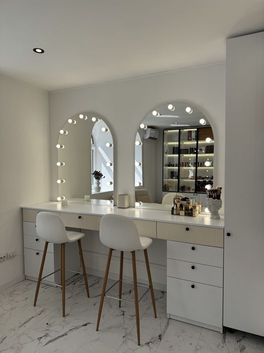 Оренда для бровиста, візажиста