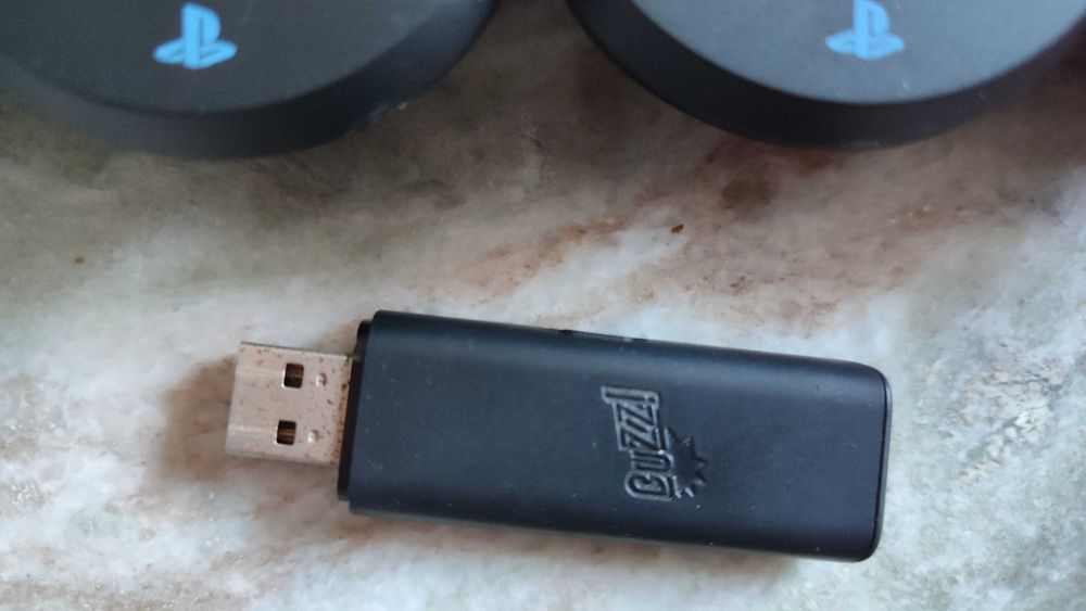 Buzz! Quem é o Génio Português? PS3 + 4 Comandos Sem Fio