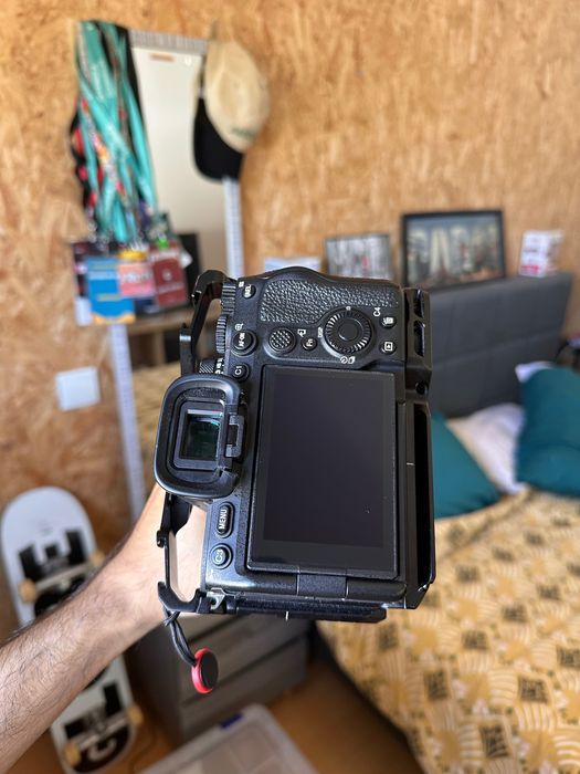 Sony A7 IV Full-Frame 33MP + Cage SmallRig | Excelente Estado