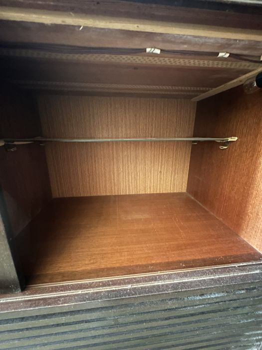 Rádio gira discos em móvel Schaub Lorenz