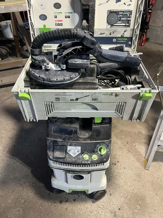 Żyrafa z odkurzaczem Festool