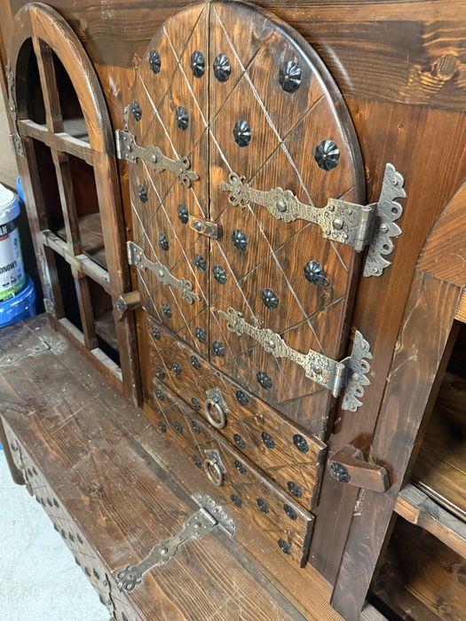 Drewniany kredens kolonialny z barkiem