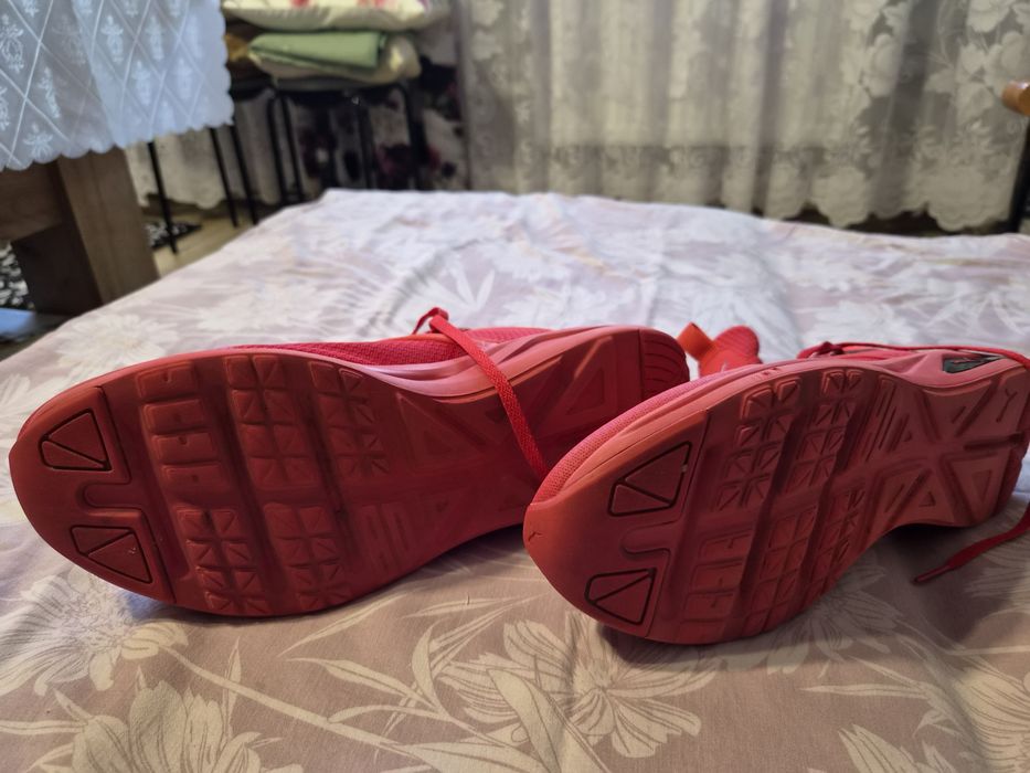 Czerwone buty puma