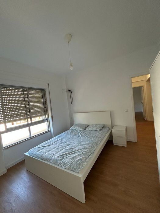 Alugo quarto de casal a 5 minutos da estação de comboio de Queluz e amadora.