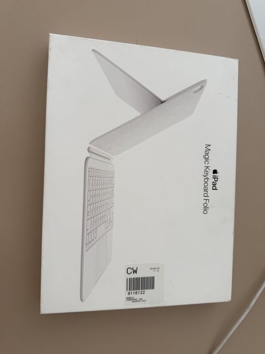 iPad Magic Keyboard Folio 2025
