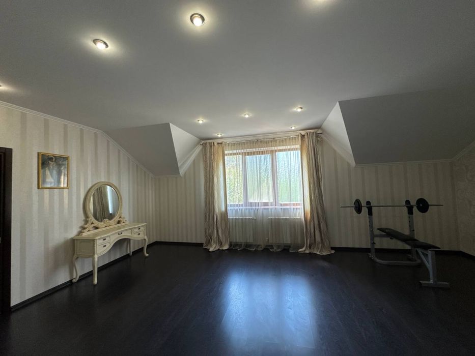 Будинок в сучасному стилі. Дніпршосе. Район новобудов в лісовій смузі