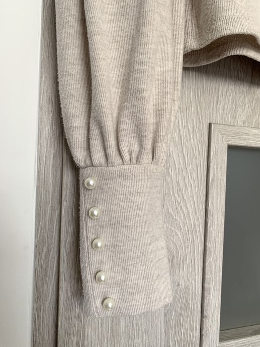 Bershka beżowy sweterek z bufiastymi rękawami z perełkami S