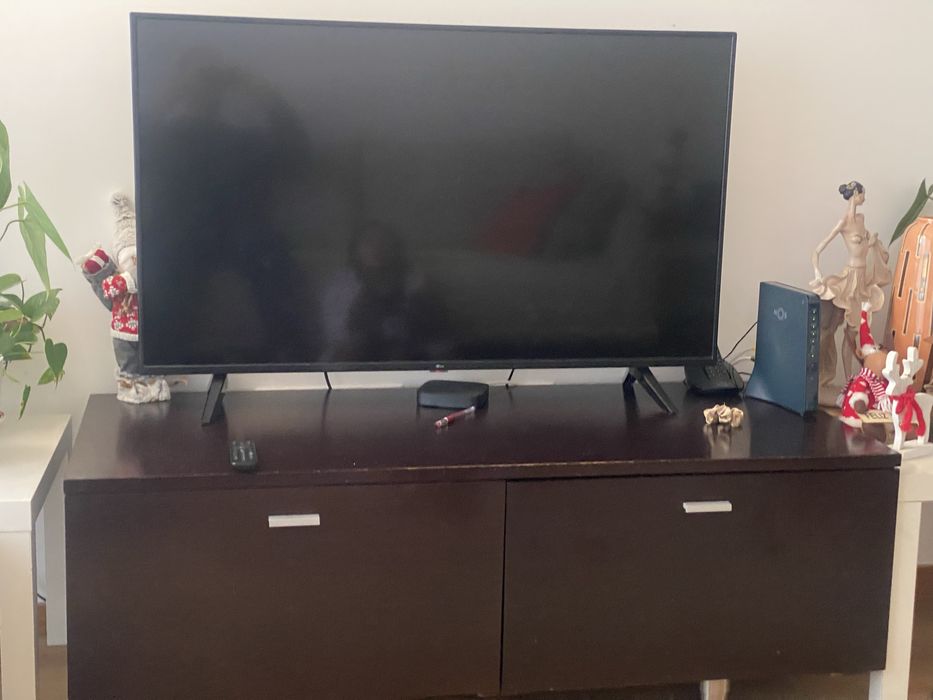 Móvel televisão com gavetas cor bengue
