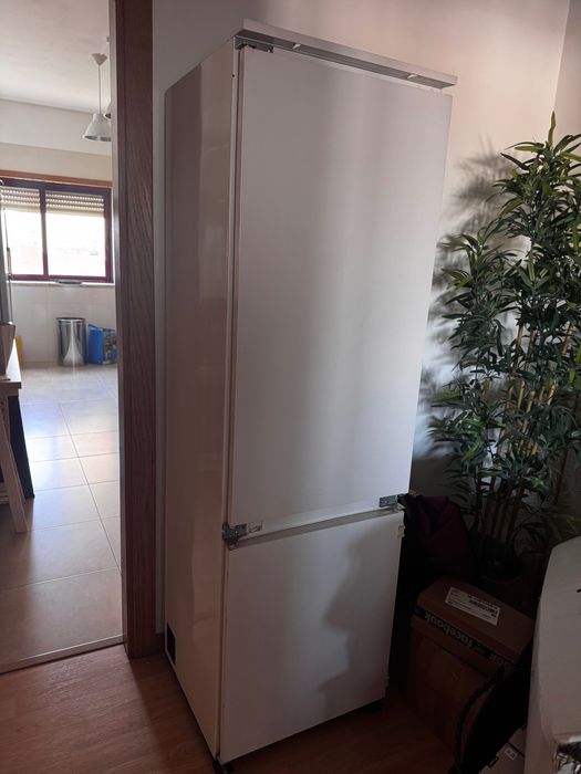 Frigorífico de encastre Whirlpool CB 18 M 70/30 – Excelente estado