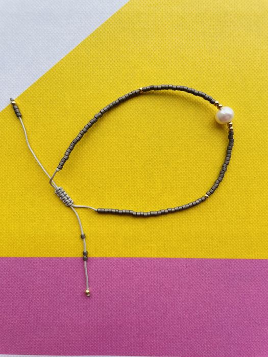 Pleciona ręcznie bransoletka z koralikami i perłą