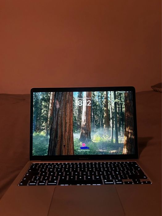 Macbook Air 13” retina (2020)- 8G RAM -SSD 256GB- perfect condtions