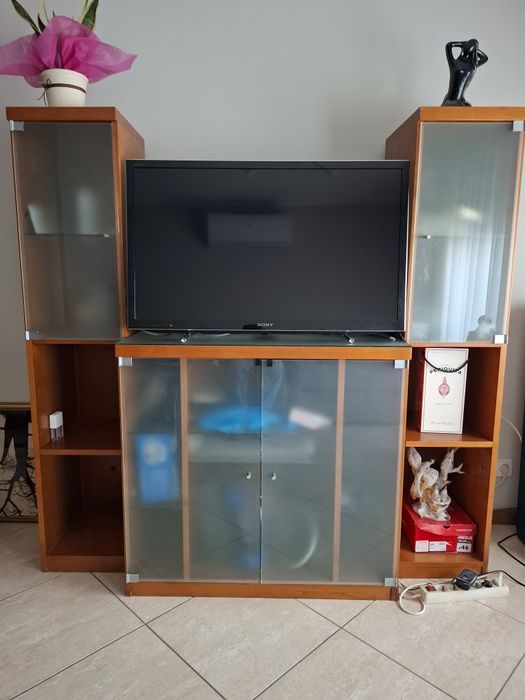 Móvel de sala com 2 torres laterais.