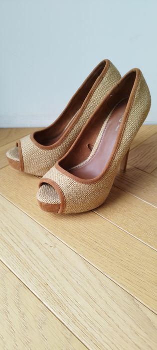 Szpilki czółenka lato materiałowe koturny kamelowe 36 Bershka